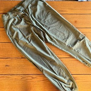 GAP fit green crop joggers
